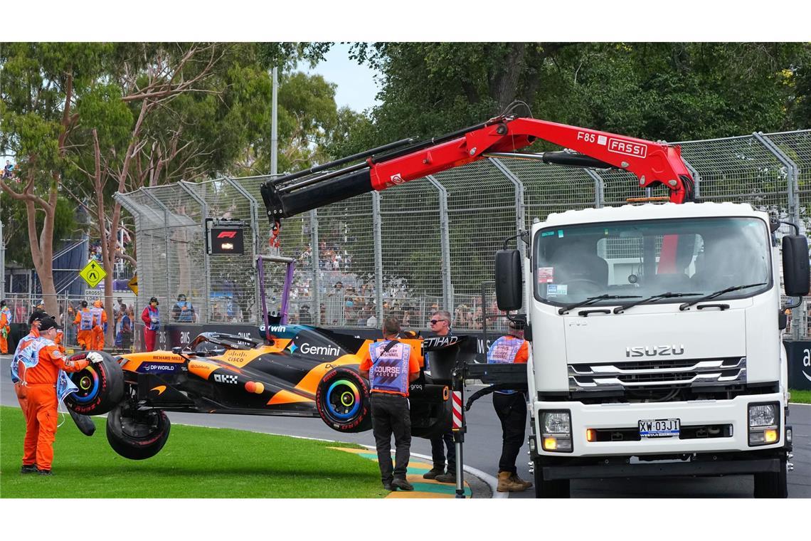 Das Auto des australischen McLaren-Piloten Oscar Piastri wird von der Strecke geholt.