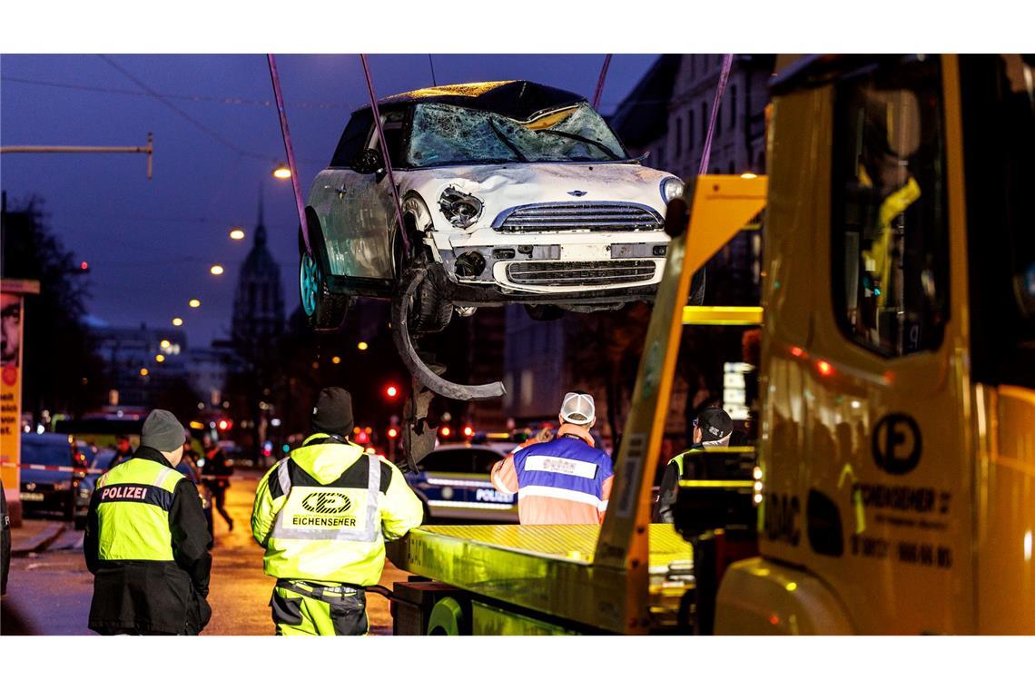 Was wir über den Fahrer von München wissen - und was nicht Das Auto des mutmaßlichen Täters wurde am Abend abtransportiert.