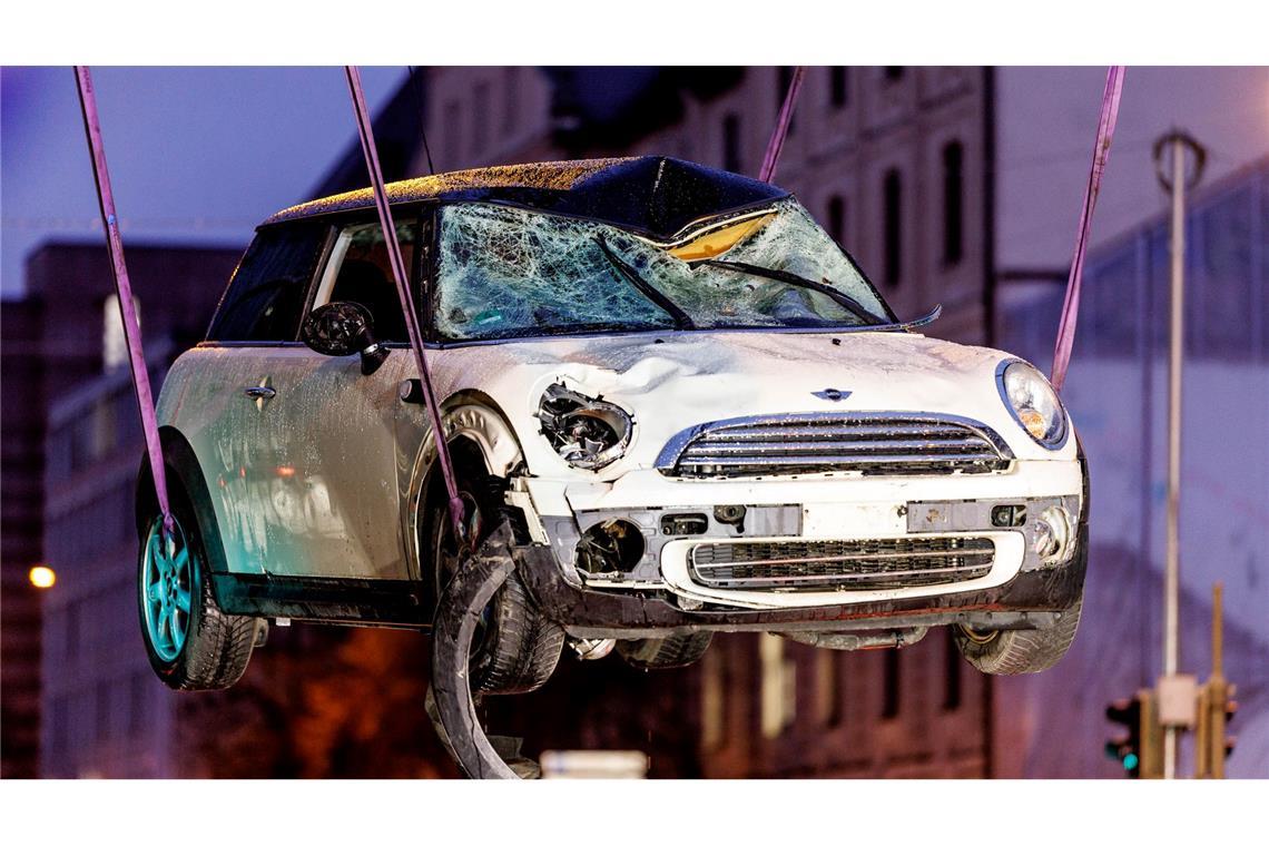 Fahrer von München in U-Haft – Islamistische Gewalttat? Das Auto des Täters wurde abtransportiert.