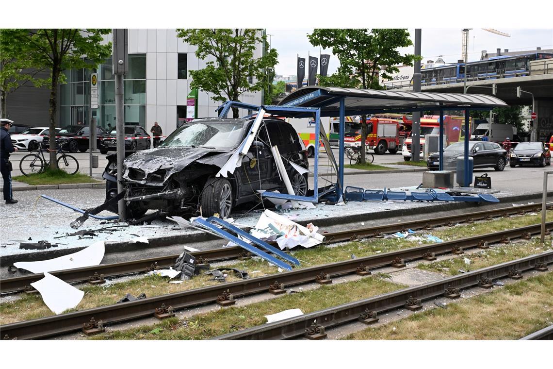 Auto fährt in Tramhaltestelle - sieben Verletzte Das Auto fuhr in ein Haltestellenhäuschen nahe der Donnersbergerbrücke.