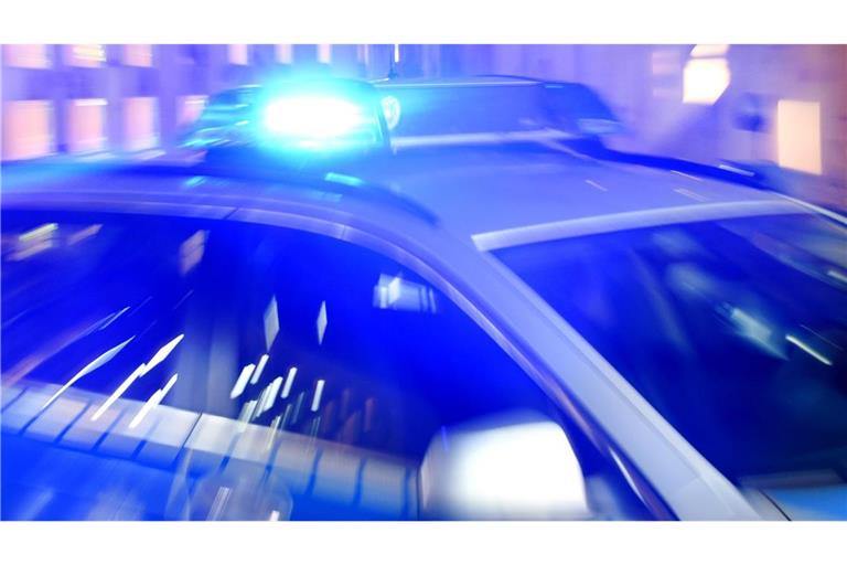 Das Auto fuhr laut Polizei auf den wartenden Wagen. (Symbolbild)