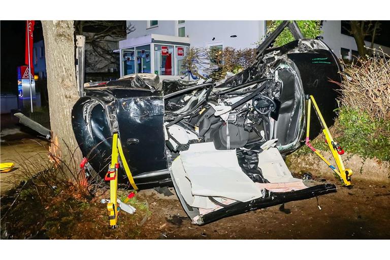 Das Auto, in dem die beiden Frauen saßen, wurde durch den Zusammenprall von der Fahrbahn geschleudert und zwischen zwei Bäumen eingeklemmt.
