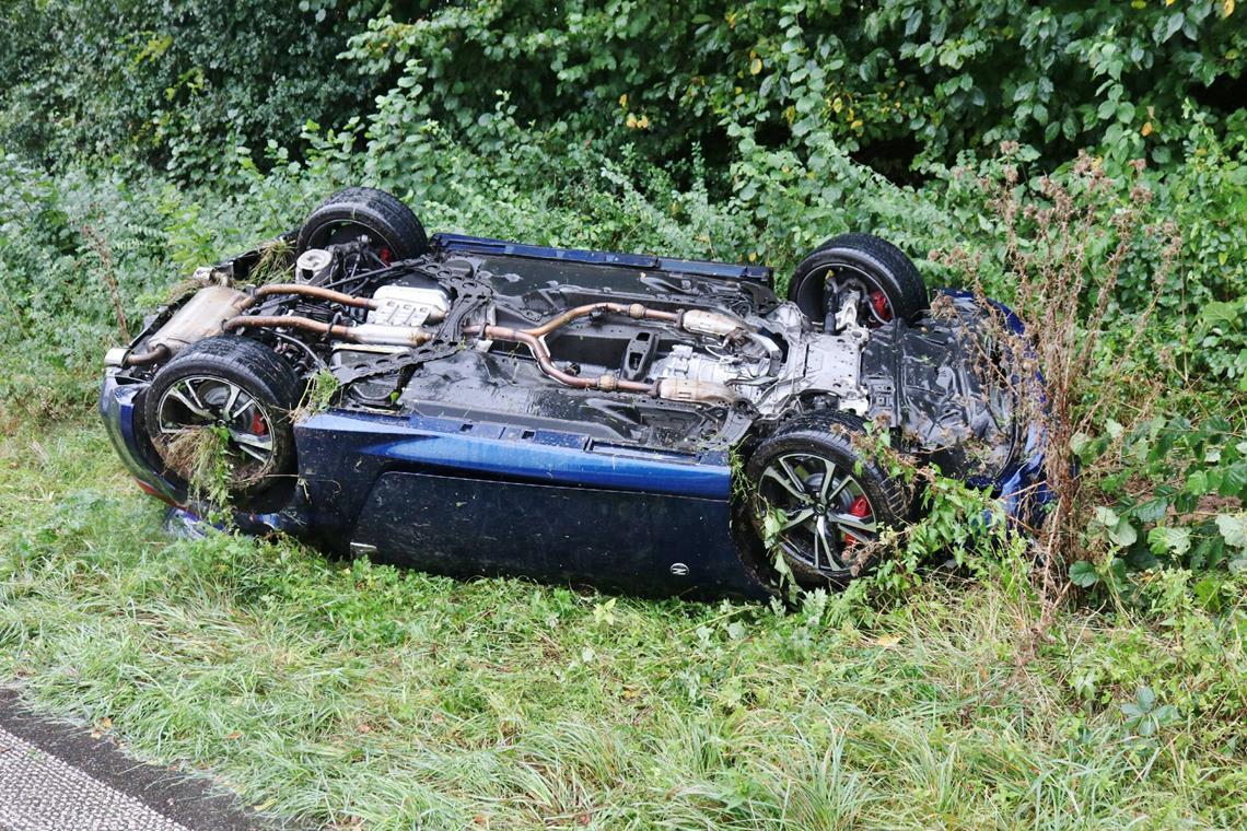 Aquaplaning: Auto überschlägt sich bei Waiblingen Das Auto kam nach dem Kontrollverlust auf dem Dach zu liegen. Foto: Kevin Lermer/7aktuell.de
