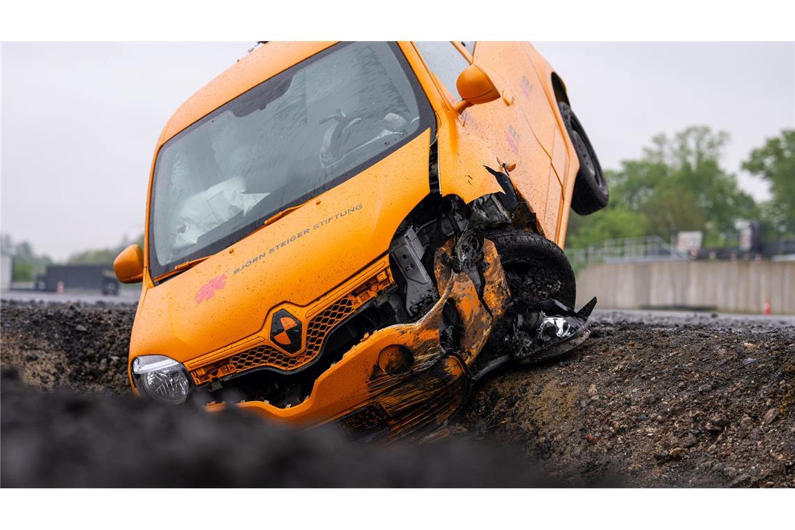 Studie zu Wildunfällen: Ausweichen macht es schlimmer Das Auto landet nach dem Ausweichen im Straßengraben.