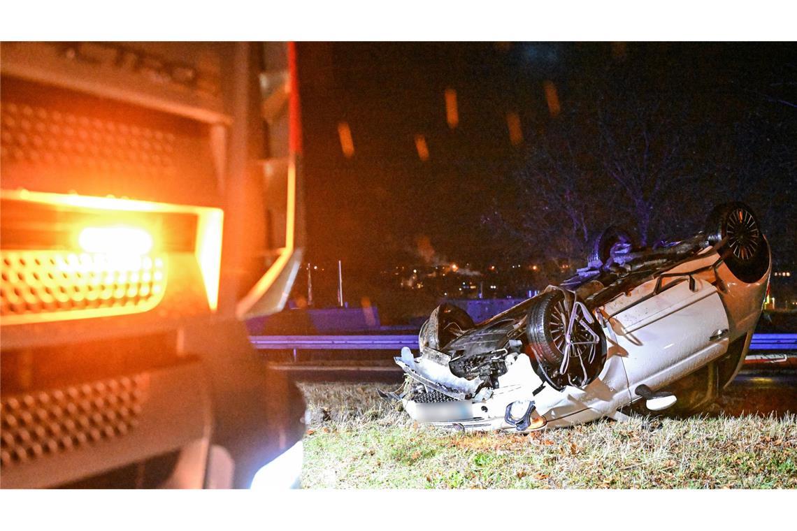 Das Auto landete auf dem Dach.