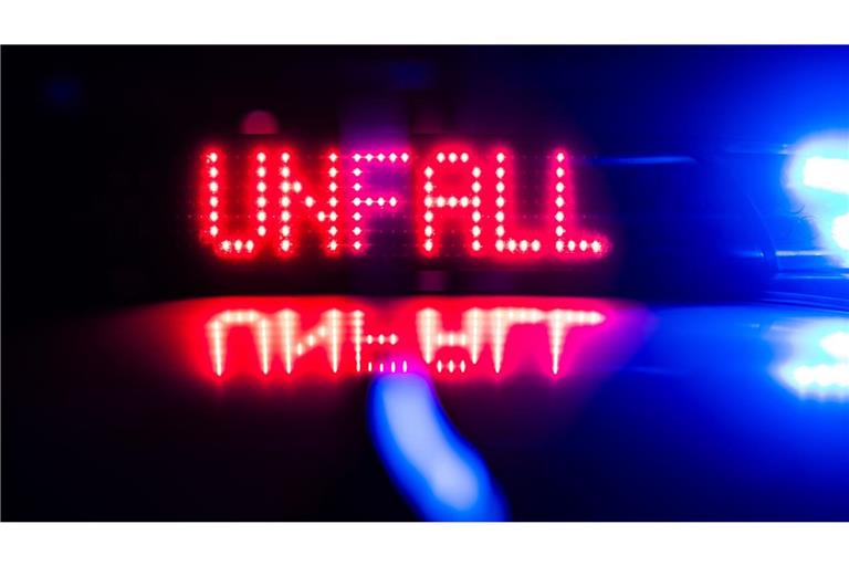 Das Auto landete laut Polizei im Graben (Symbolbild).