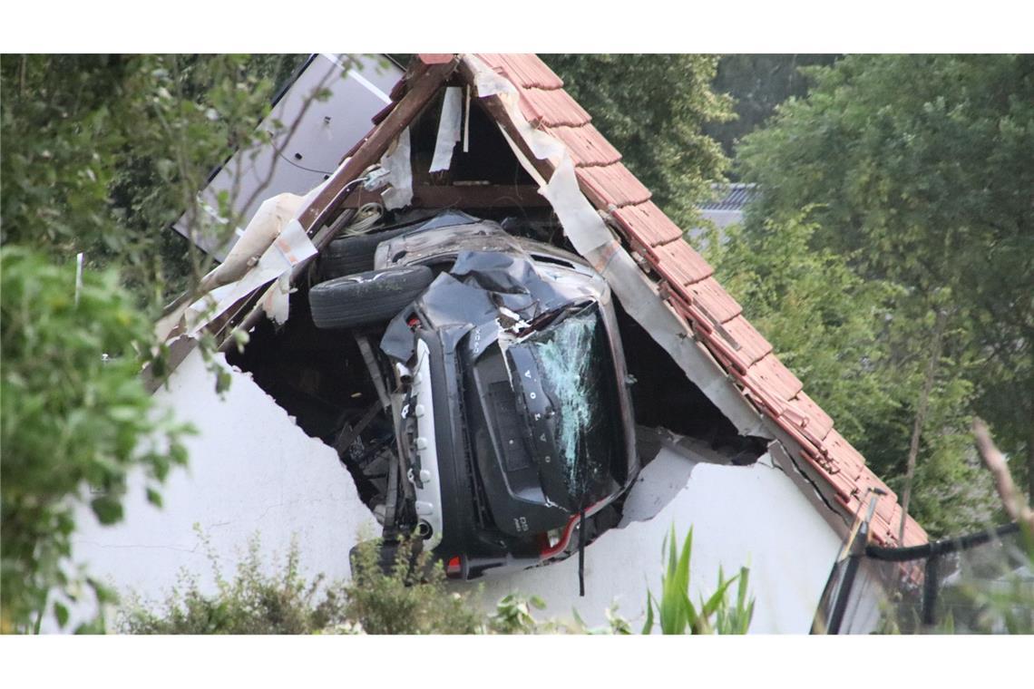 Auto erfasst Kind auf Trampolin und kracht in Scheunendach