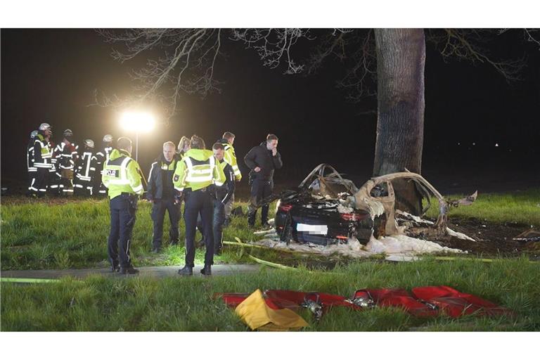 Das Auto prallte frontal gegen einen Baum.