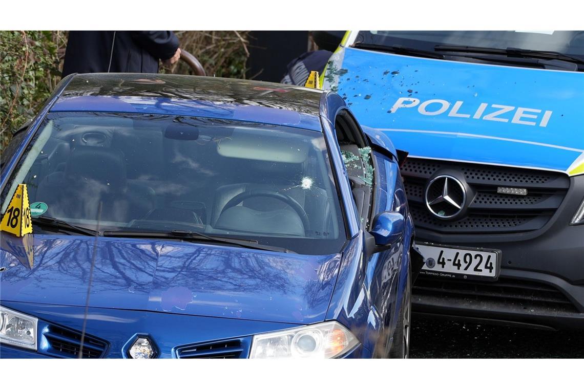 Das Auto steht zwischen zwei Polizeiautos und ist sichtlich beschädigt.
