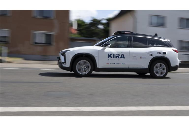 Das autonome Fahrzeug „KIRA“ wird vorgestellt.