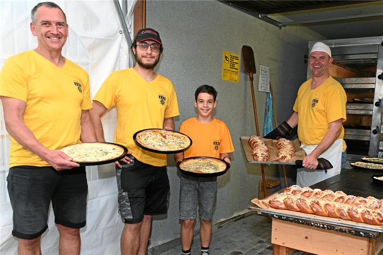 Das Backofenteam mit (von rechts) Philipp Wolff, Ben Ellinger, Philipp Staufer und Martin Fritz, Vorsitzender des Vereins Bürgerschaft Kirchenkirnberg. Foto: Elisabeth Klaper