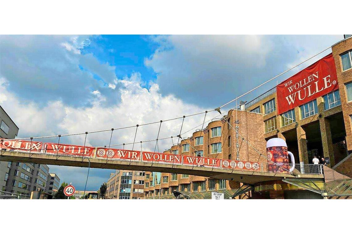 Guerilla-Marketing gibt Rätsel auf Das Banner am Wulle-Steg beim Hotel Le Meridien war nach vier Tagen plötzlich verschwunden.