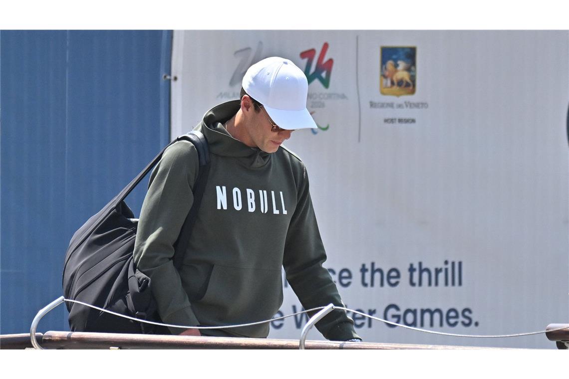 Das Basecap und der Blick nach unten machen den früheren Footballstar Tom Brady auch nur fast unsichtbar.