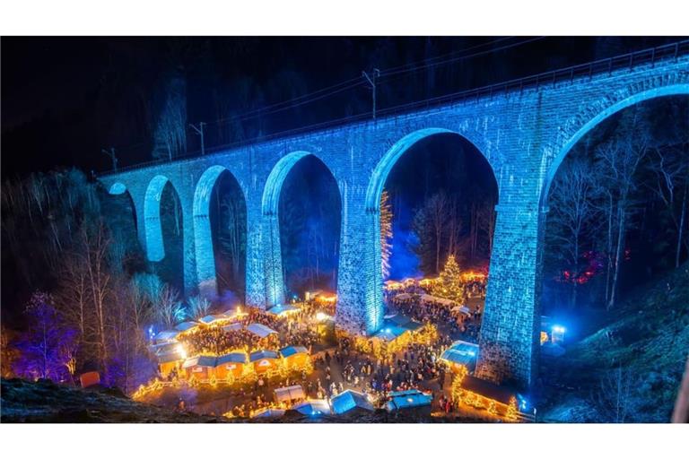 Das beleuchtete Eisenbahn-Viadukt der Höllentalbahn verläuft über dem Weihnachtsmarkt in der Ravennaschlucht. Auch in diesem Jahr dürfte der Andrang wieder groß sein.