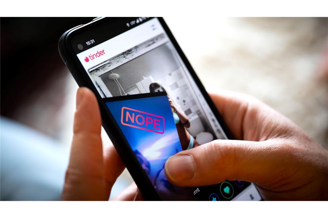 Das berühmte Swipen: die Dating-App Tinder auf einem Smartphone. (Archivbild)