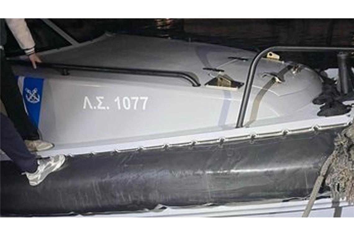 Das beschädigte Patrouillenboot der griechischen Küstenwache nach der Kollision mit dem Boot der Migranten.