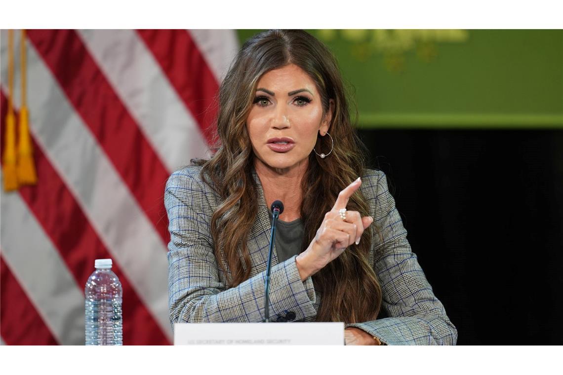 Das beste Weihnachtsgeschenk sei für "illegale Ausländer" die Selbstabschiebung, wirbt US-Heimatschutzministerin Kristi Noem.