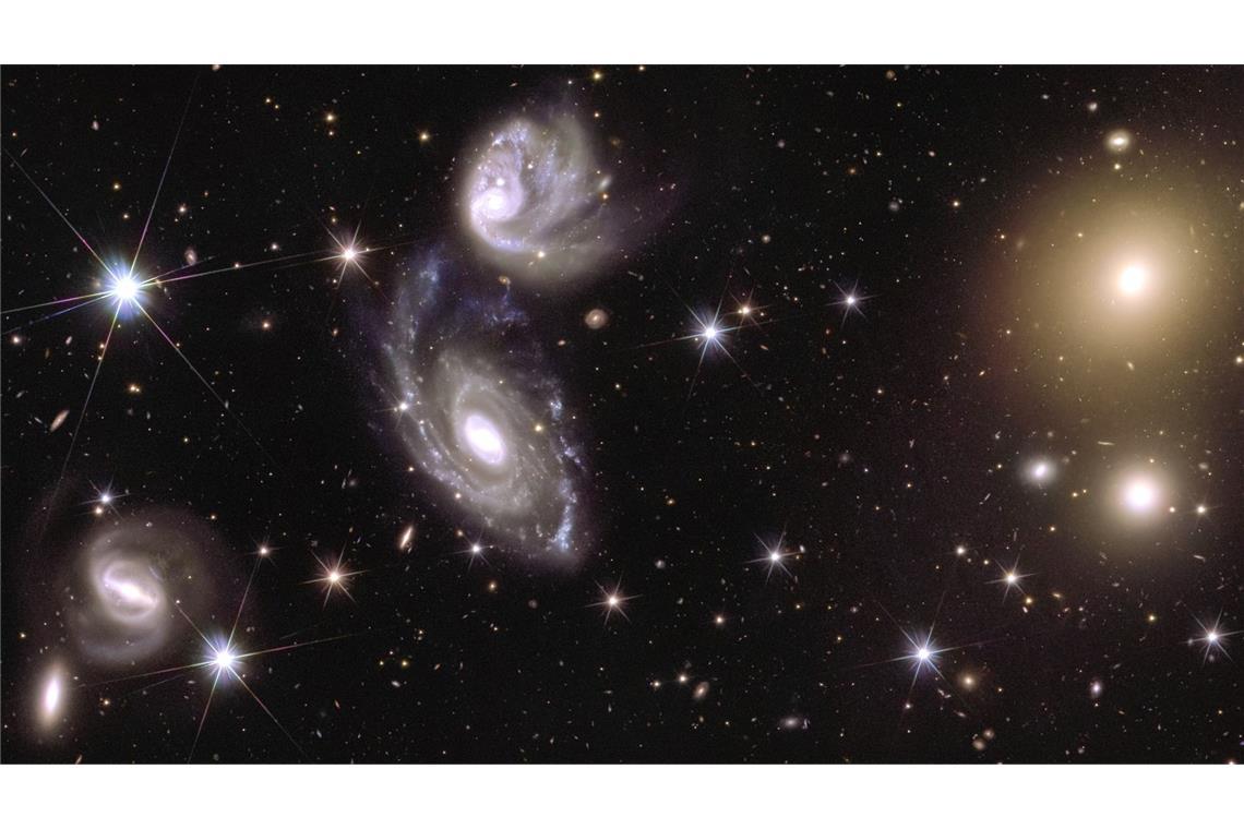 Weltraum-Teleskop „Euclid“ öffnet Schatzkiste des Universums Das Bild zeigt auf der linken Seite die beiden Galaxien ESO 364-G035 und G036n, die 420 Millionen Lichtjahre von uns entfernt miteinander wechselwirken. Auf der rechten Seite des Bildes ist der Galaxienhaufen Abell 3381 zu sehen, der 678 Millionen Lichtjahre von uns entfernt ist. Das Bild ist Teil eines Mosaiks, das aus Bildern des Esa-Weltraumteleskops „Euclid“ zusammengefügt wurde.