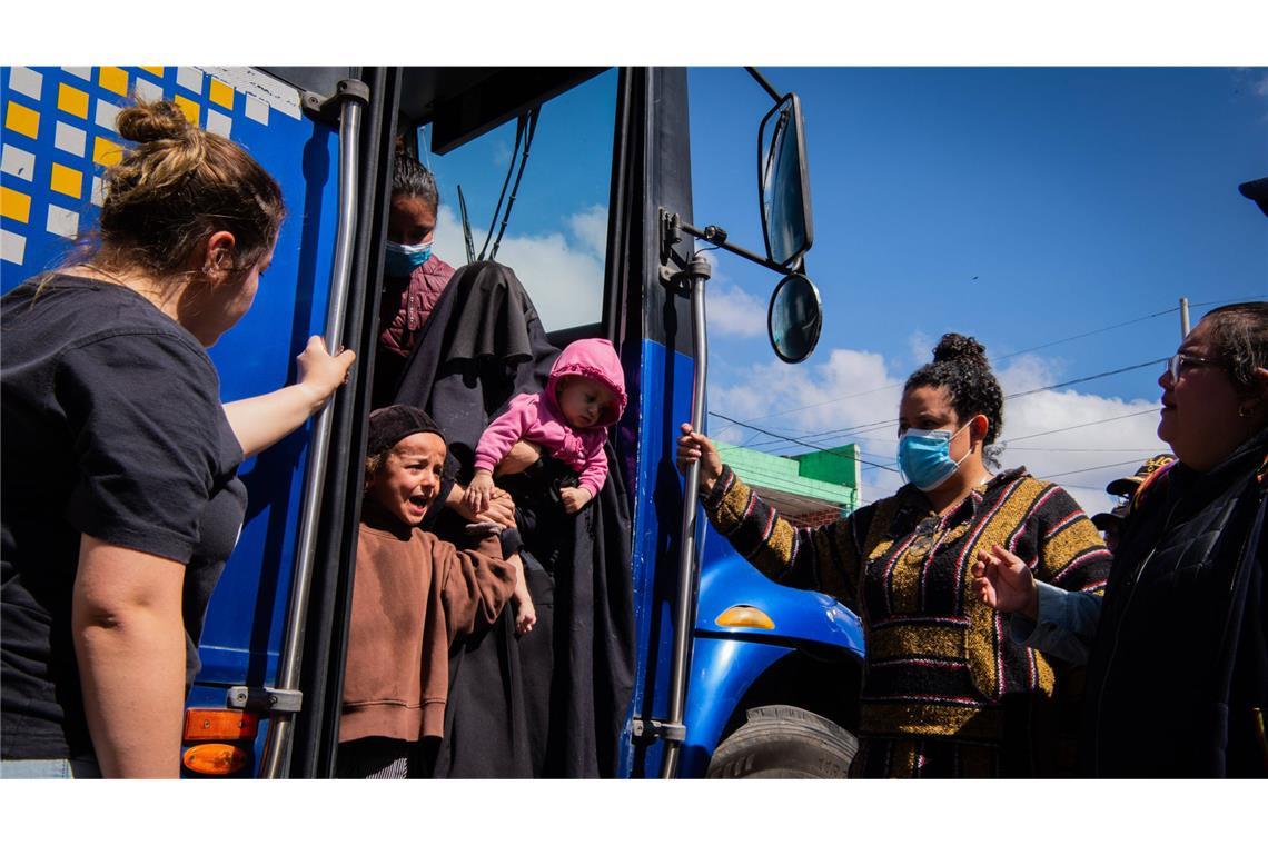 Das Bild zeigt die Rettung von Minderjährigen in Guatemala im vergangenen Jahr. Dabei wurden Kinder aus der ultraorthodoxen jüdischen Sekte Lev Tahor befreit (Archivfoto).