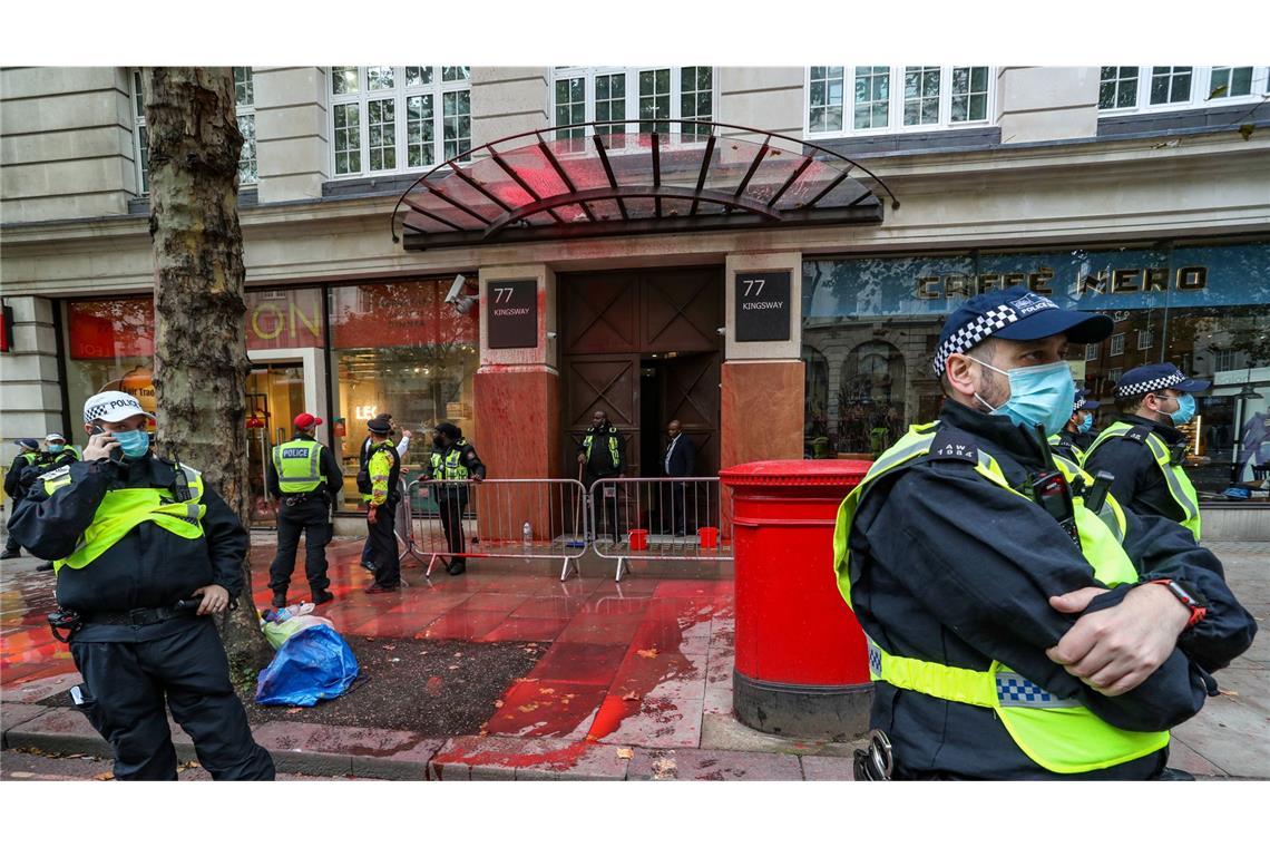 Staatsschutz ermittelt nach Angriff auf Rüstungsunternehmen Das Bild zeigt einen Angriff auf Elbit Systems in London. Nach einer Attacke auf Elbit in Ulm ermittelt nun der Staatsschutz (Archivfoto).
