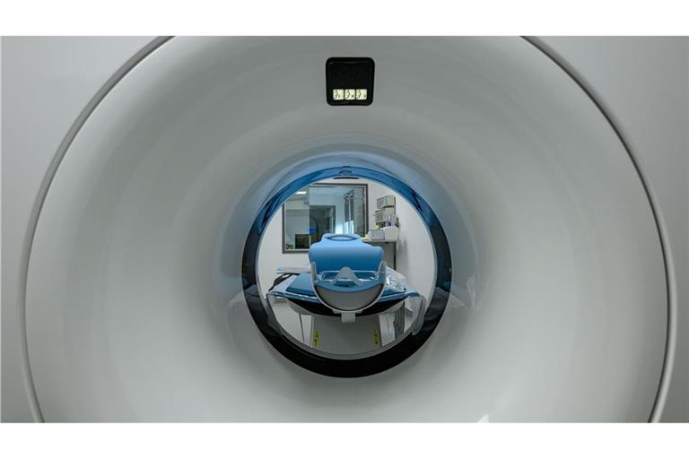 Das Bild zeigt einen Computertomographen.