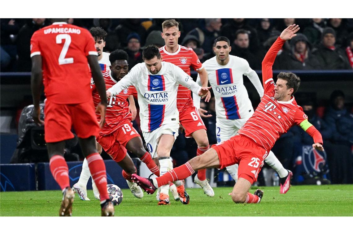Das bislang letzte Duell zwischen Messi (Mitte) und Müller war das Achtelfinal-Rückspiel zwischen Bayern und Paris im März 2023. (Archivbild)