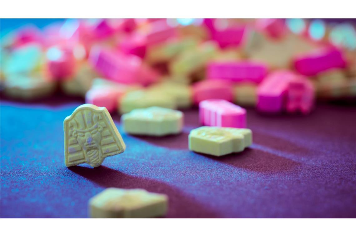 Stärker als Heroin: So gefährlich sind Forschungschemikalien Das BKA warnt mit der Social-Media-Kampagne "#gefährlichbunt" vor synthetischen Drogen.