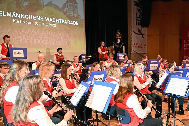Das Blasorchester begeistert mit der Premiere des Jubiläumsmarschs „1876“, den der musikalische Leiter, Dirigent Benny Reiner, komponiert hat. Foto: Elisabeth Klaper