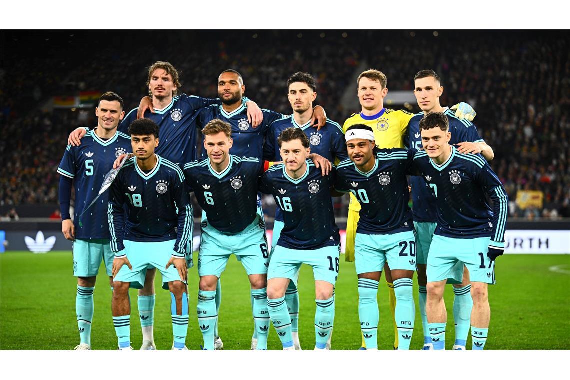 Das blaue Auswärtstrikot der DFB-Elf kommt laut Intersport sehr gut bei Kunden an. (Archivbild)