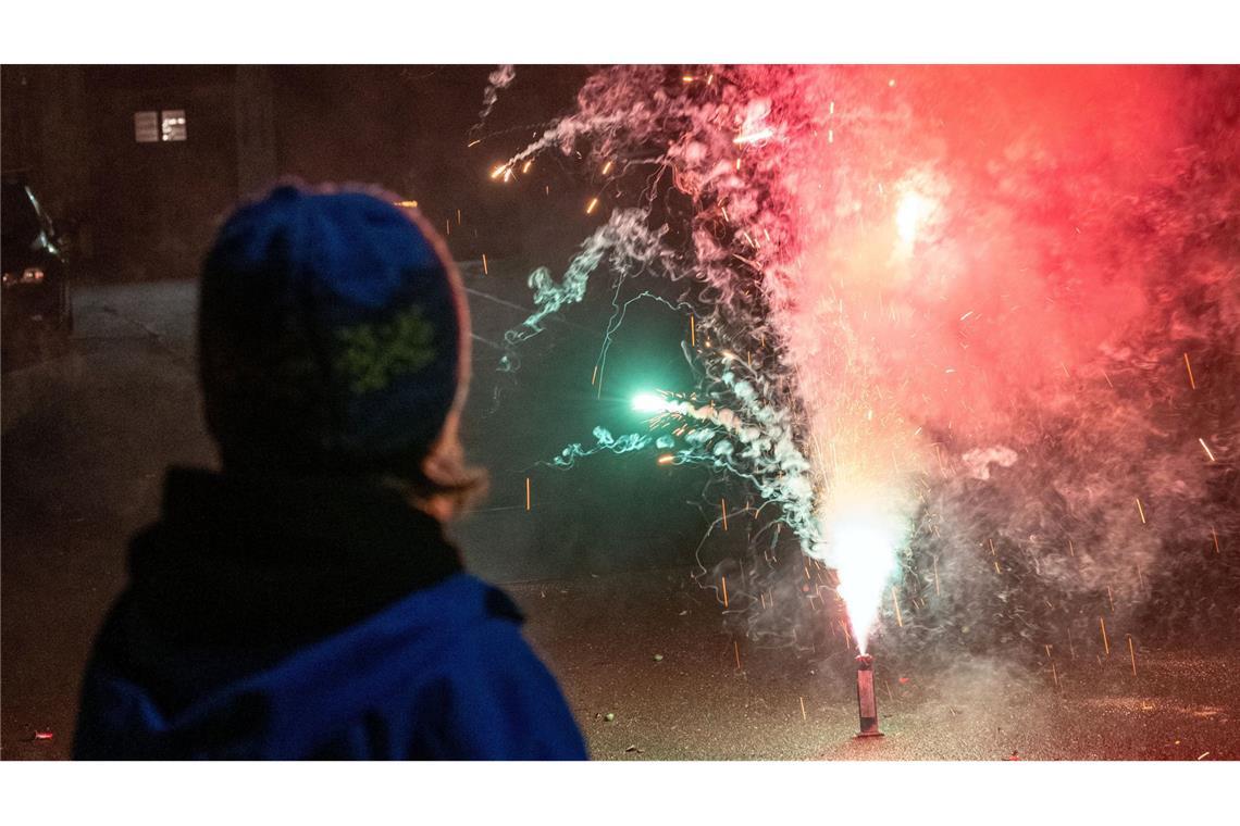 Zoll warnt vor illegalen Böllern und Raketen Das Böllern an Silvester kann gefährlich werden. (Symbolbild)