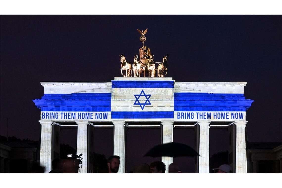 Brandenburger Tor zum Gedenken an 7. Oktober angestrahlt Das Brandenburger Tor ist in den Farben der israelischen Flagge angestrahlt.