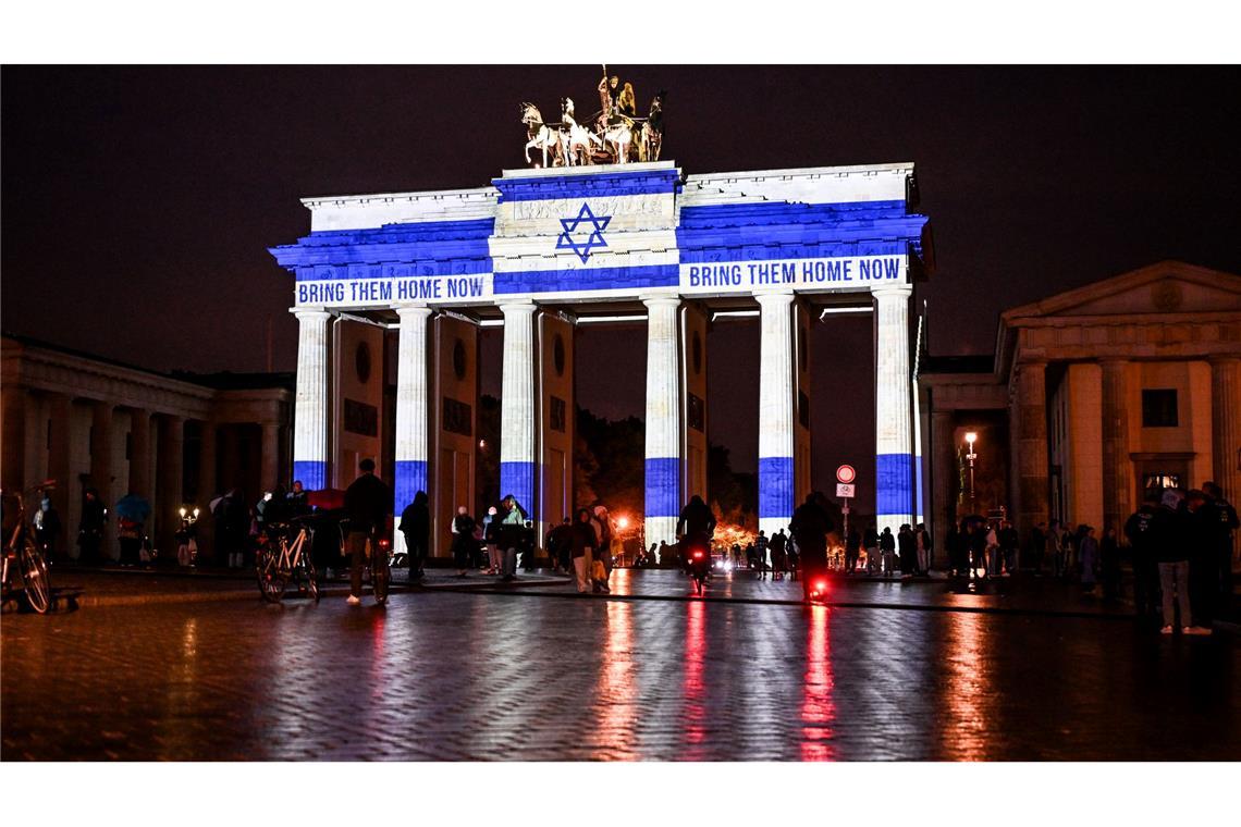 Brandenburger Tor zum Gedenken an 7. Oktober angestrahlt Das Brandenburger Tor ist in den Farben der israelischen Flagge angestrahlt.