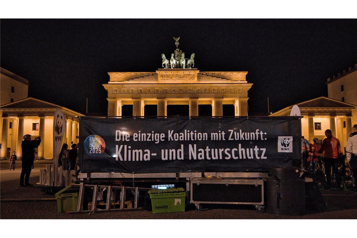 Licht aus am Brandenburger Tor - "Earth Hour" in Deutschland Das Brandenburger Tor vor Start der Aktion.