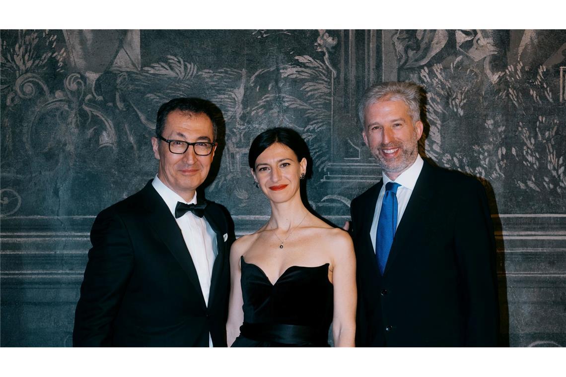 Das Brautpaar strahlt bei der Trauung im Tübinger Rathaus