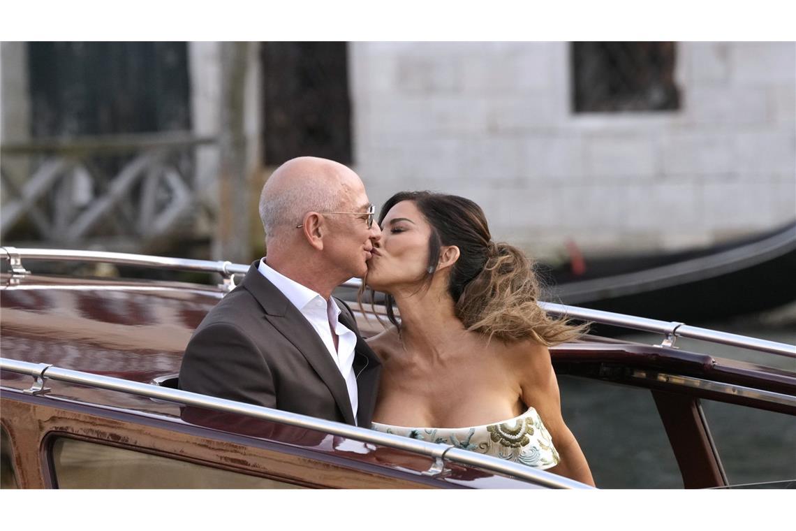 Das Brautpaar zeigt sich vor der Hochzeit innig.