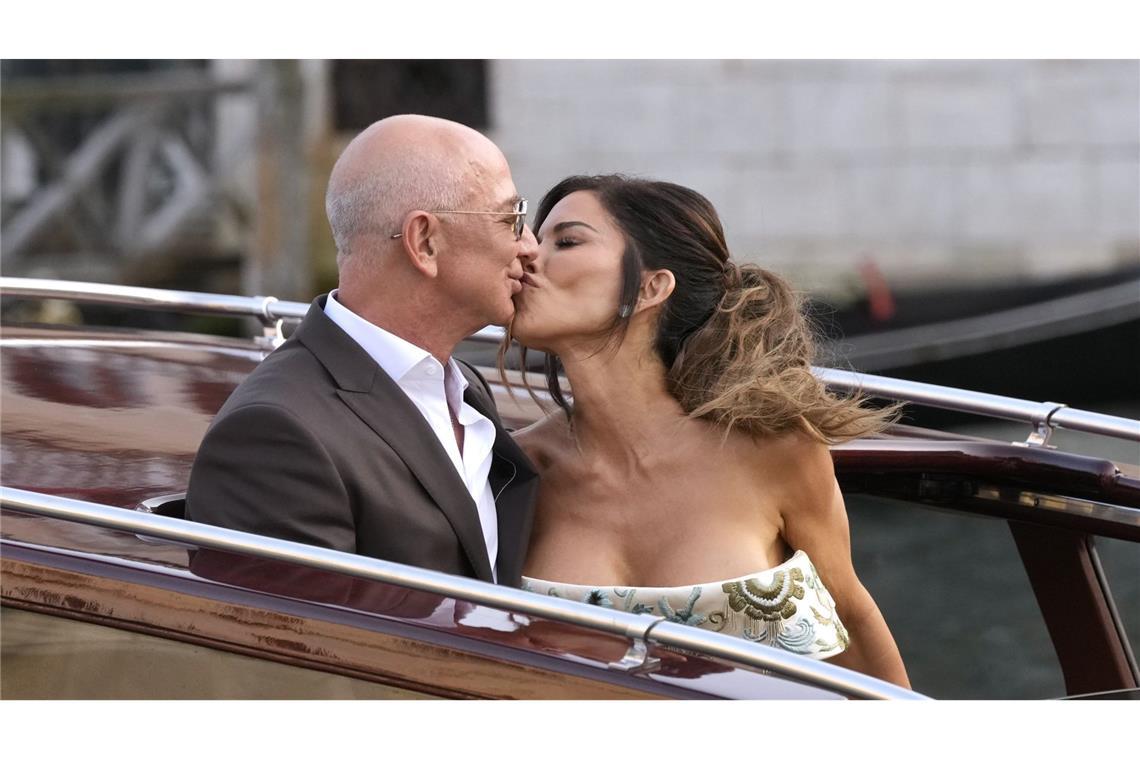 Diese Promis feiern auf der Bezos-Hochzeit Das Brautpaar zeigt sich vor der Hochzeit innig.