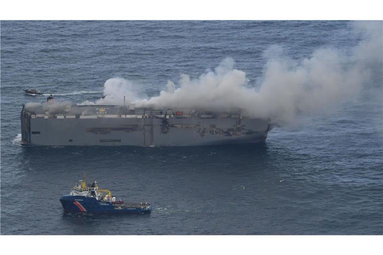 Das brennende Autofrachtschiff „Fremantle Highway“ im Juli 2023.