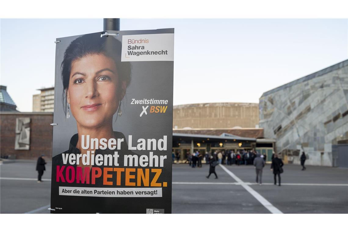 Was sagen die Wahlplakate über die Programme der Parteien? Das BSW fordert zudem mehr Kompetenz, zum Beispiel im Bildungsbereich, beim Kartellrecht und dem Umgang mit Steuergeldern.