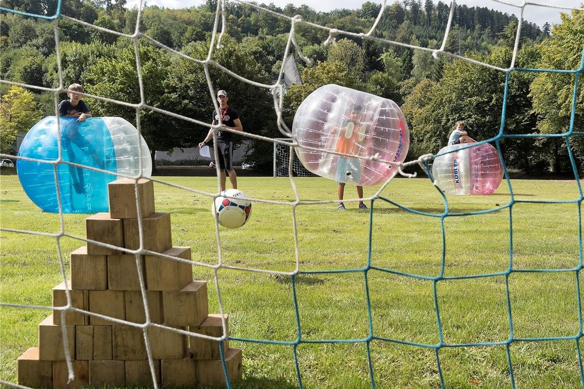 Bubble-Soccer, Blindenstock und Begegnung