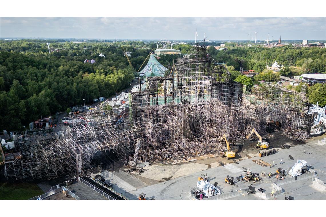 Tomorrowland-Festival startet trotz abgebrannter Hauptbühne Das Bühnenmaterial bestand laut einer Sprecherin der Feuerwehr zum großen Teil aus Holz.