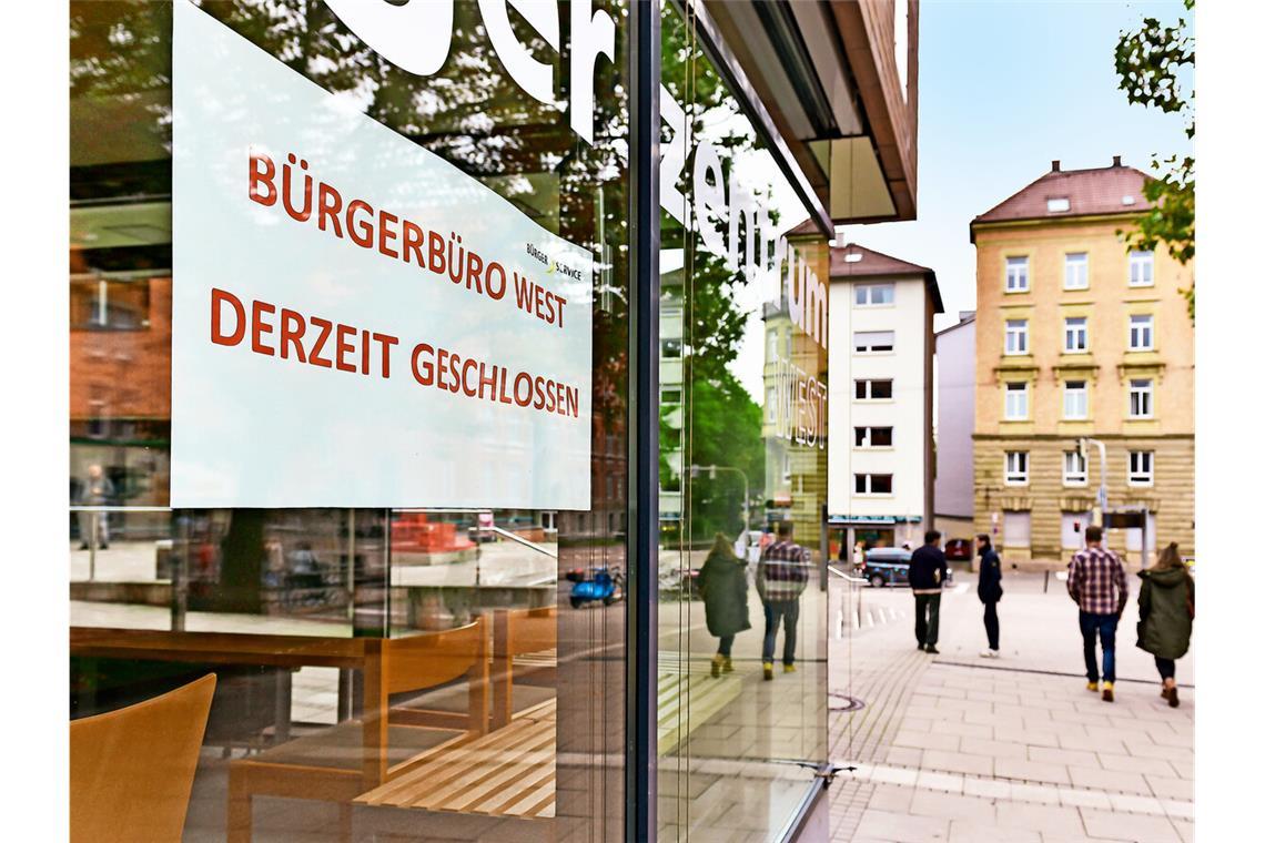 Urlaub nehmen, um einen Pass zu beantragen Das Bürgerbüro West ist inzwischen wieder geöffnet, andere sind dafür geschlossen – in Stuttgart muss man sich mittlerweile an solche Schilder gewöhnen.