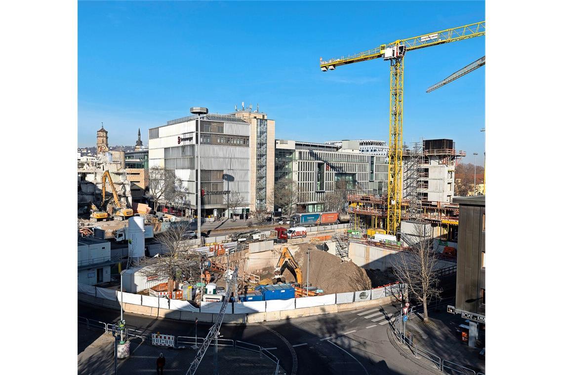 Das Büro Delugan Meissl hat den Neubau am Leonhardsplatz konzipiert, eine tiefe Grube ist ausgehoben.