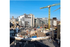 Das Büro Delugan Meissl hat den Neubau am Leonhardsplatz konzipiert, eine tiefe Grube ist ausgehoben.