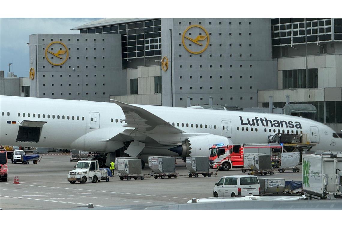 Das Bugfahrwerk eines Lufthansa-Dreamliners knickte vor dem Terminal ein.