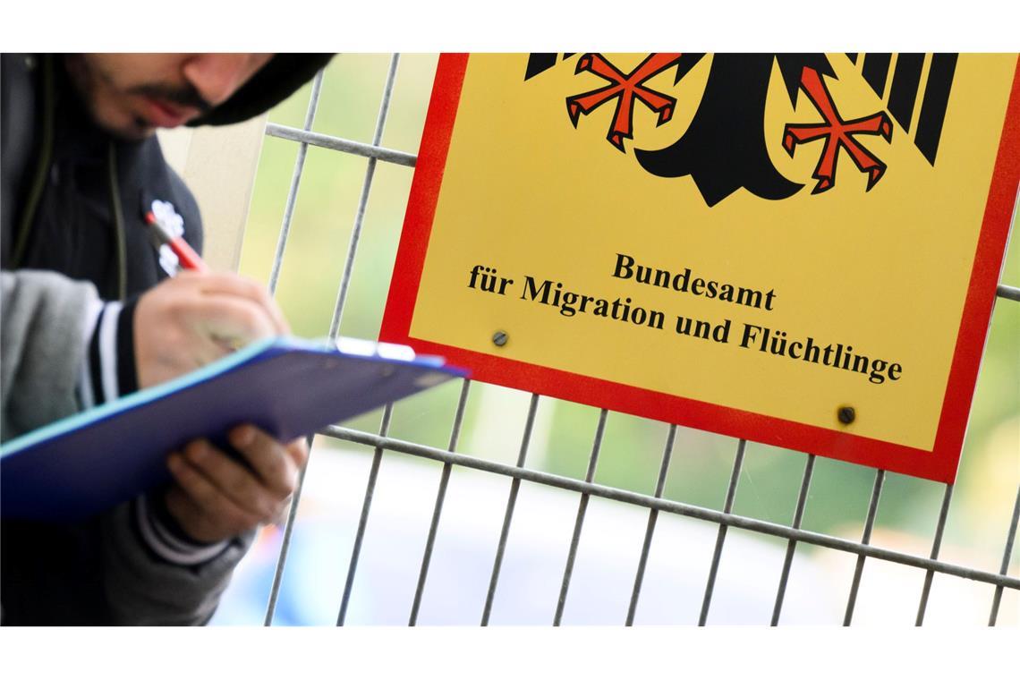 Wer will was bei Migration und wie soll das zusammenpassen? Das Bundesamt für Migration und Flüchtlinge (Bamf) untersteht dem Bundesinnenministerium. Die Mitarbeiter der Behörde entscheiden über Asylanträge. (Archivbild)