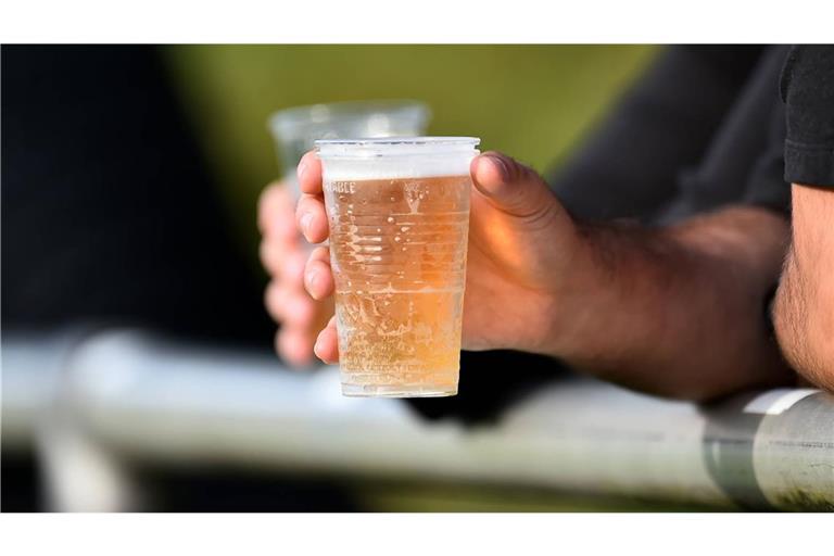 Das Bundesgesundheitsministerium rät dazu, bei Hitze lieber aufs Bier am Fußballplatz zu verzichten (Symbolbild).