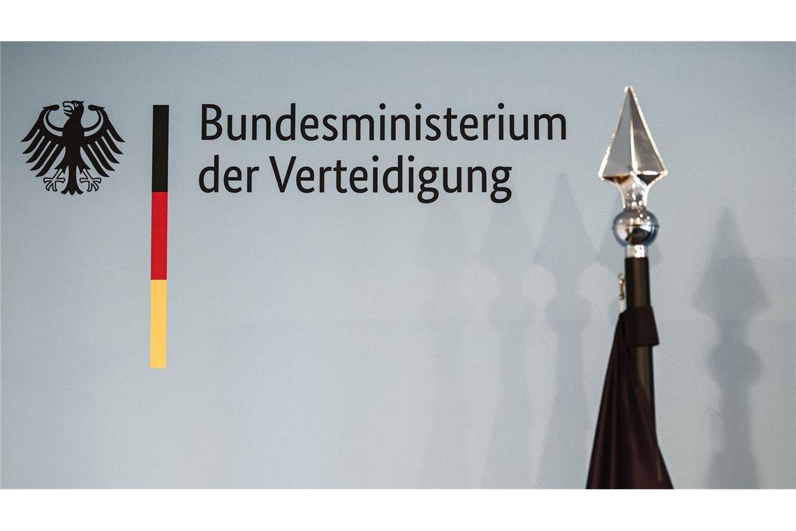 Zu kopflastig: Prüfer fordern "mehr Truppe" bei Bundeswehr Das Bundesverteidigungsministerium ist den Prüfern zufolge heute wieder vergleichbar groß wie 2012. (Archivbild)