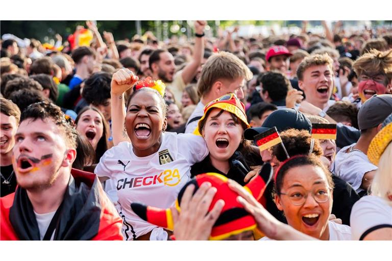 Das Check24-Shirt war 2024 auf vielen Fanmeilen zu sehen - wie hier in Berlin. (Archivbild)