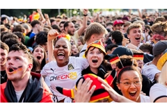Das Check24-Shirt war 2024 auf vielen Fanmeilen zu sehen - wie hier in Berlin. (Archivbild)