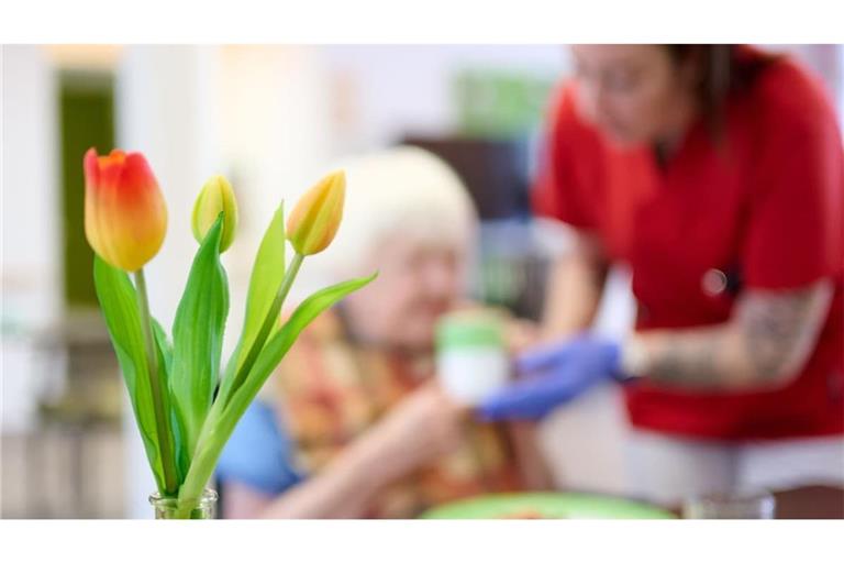 Das Defizit wächst: Springt der Bund ein oder steigen die Beiträge zur Pflegeversicherung?